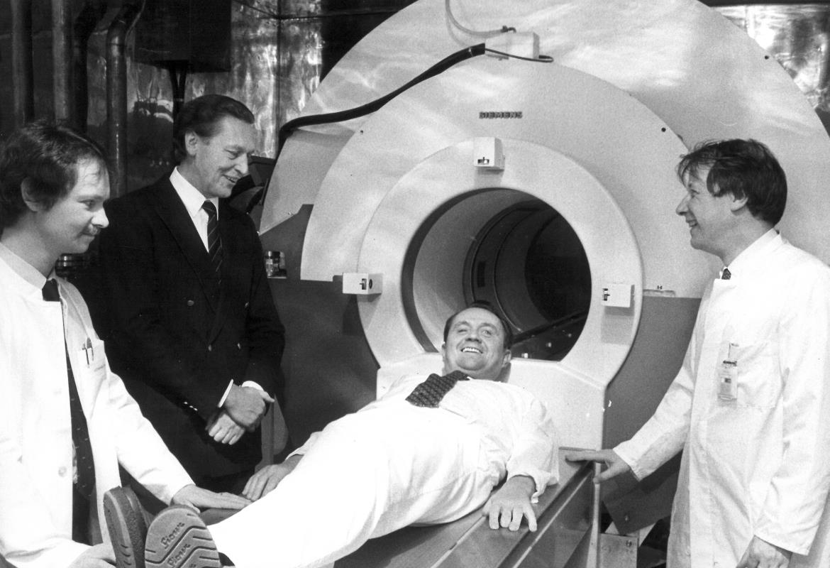Historische Aufnahme 1983: Professor Hundeshagen liegt im europaweit ersten Kernspin-Tomographen. 