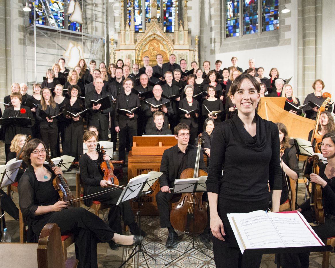 Chor und Orchester in einer Kirche