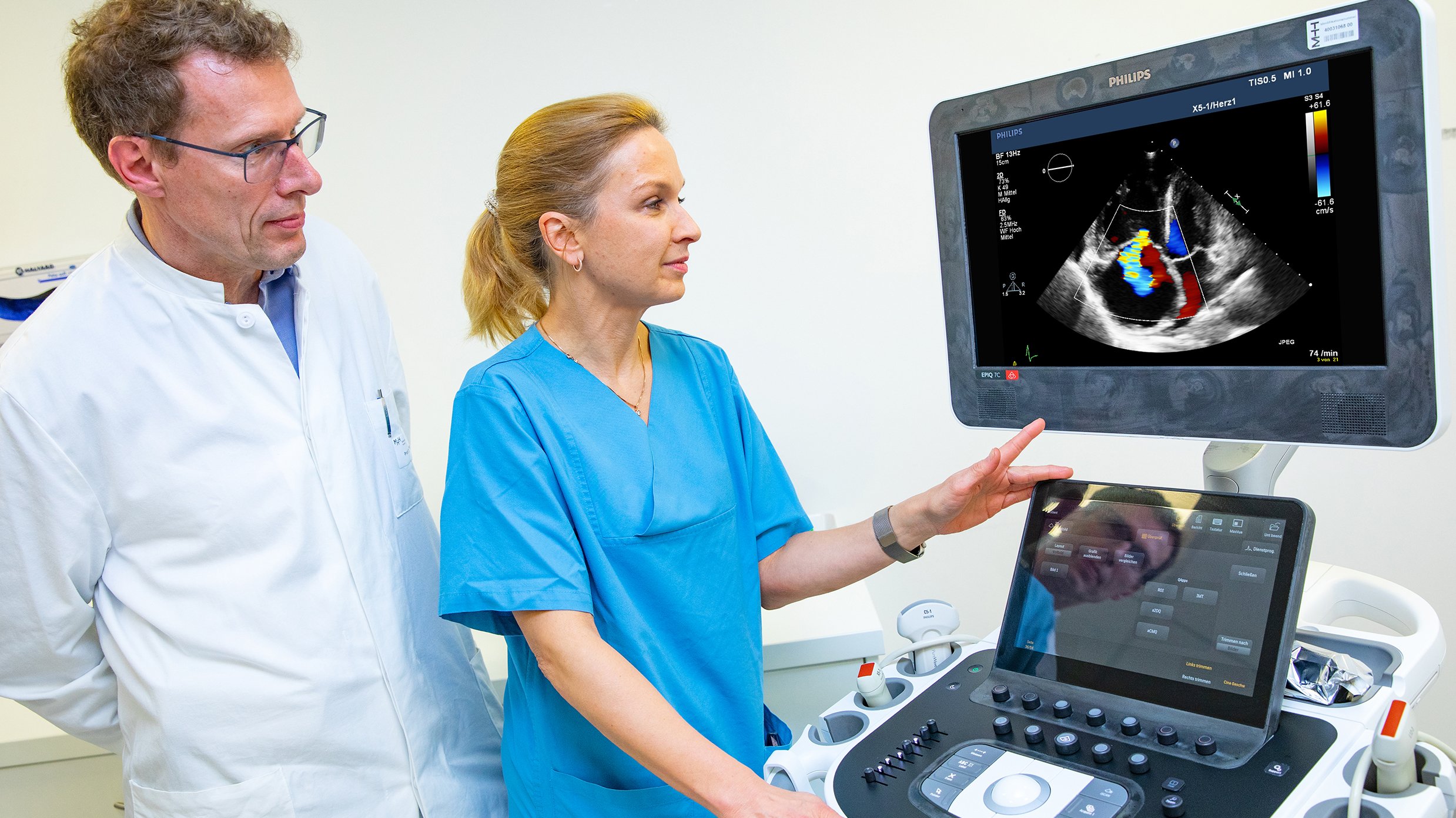 rofessor Dr. Marius Hoeper und Professorin Dr. Karen Olsson betrachten die Ultraschallaufnahme eines durch Lungenhochdruck geschädigten Herzens.