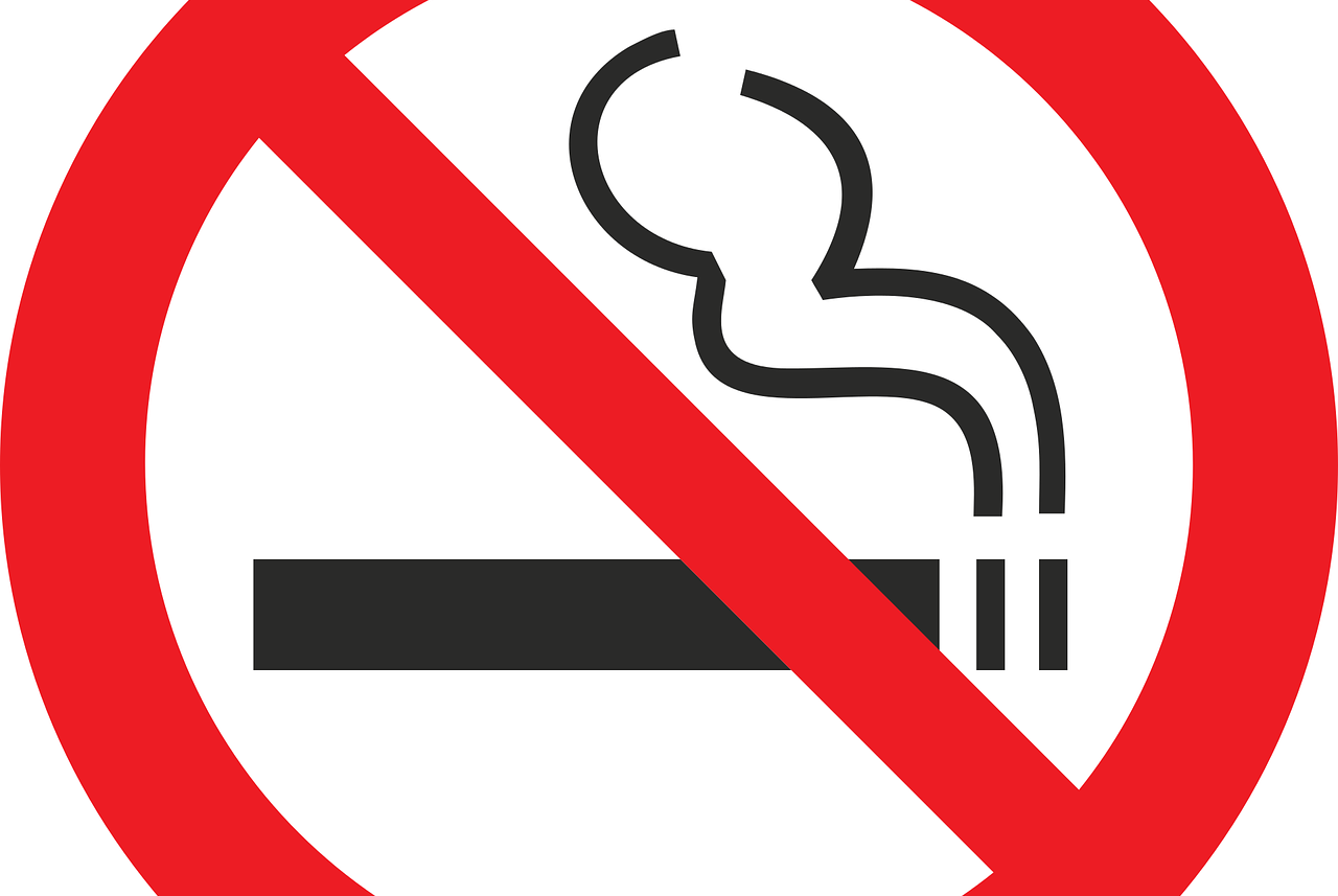 Ein Symbolbild, auf dem eine Zigarette zu sehen ist, die durchgestrichen ist.