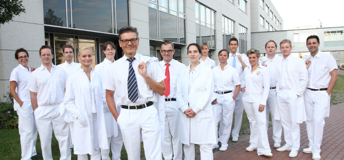 Gruppenfoto der ärztlichen Mitarbeiter der PHW und Prof. Vogt aus dem Jahr 2013