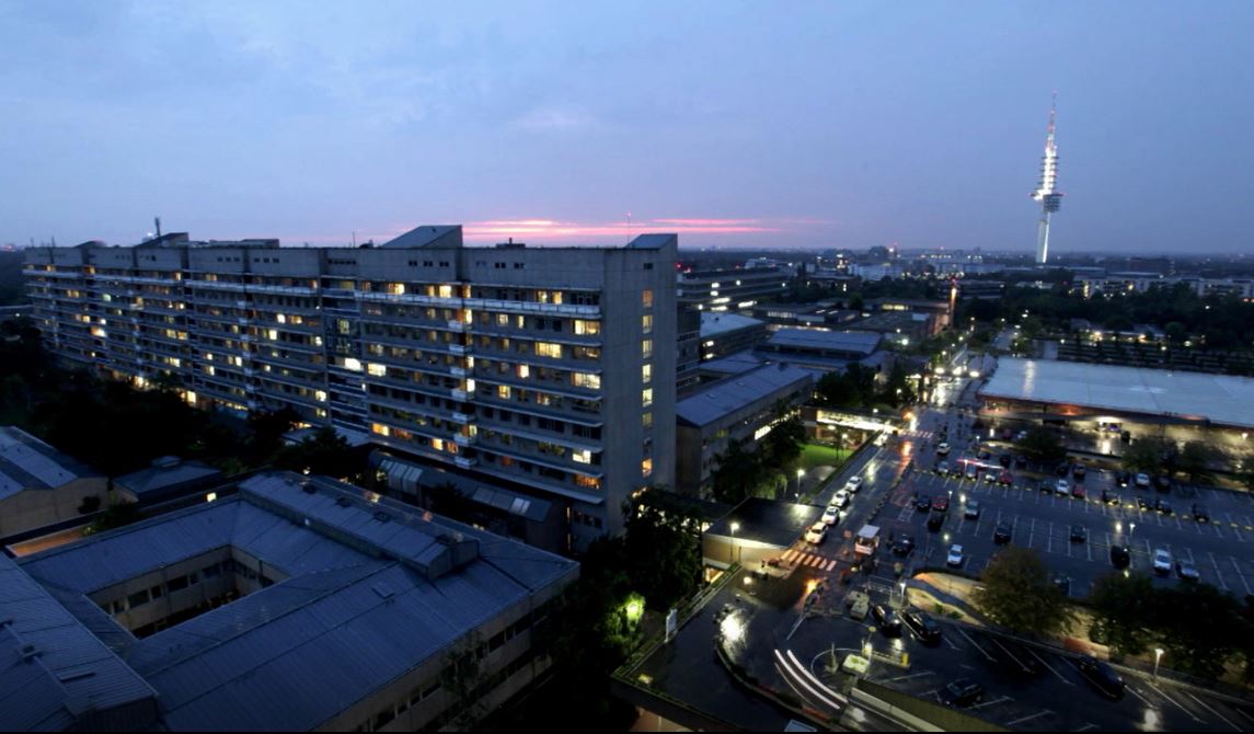 Blick auf den MHH-Campus mit Bettenhaus und Parkplätzen von oben in der Morgendämmerung. 