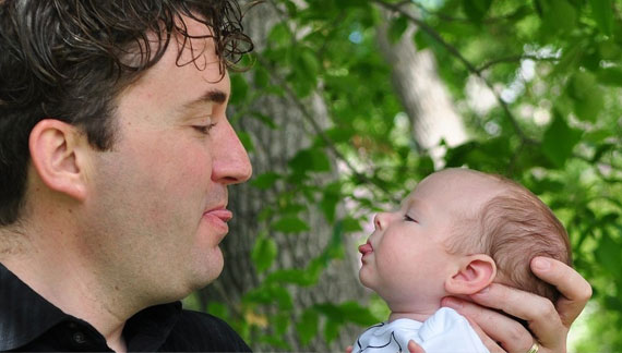 Erste Kommunikation zwischen Vater und Baby