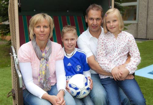 Marius mit seiner Familie nach der Transplantation. Copyright: privat