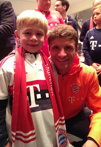 Moses mit einem seiner Lieblingsspieler Thomas Müller vom FC Bayern München / Copyright: Katharina Lücke