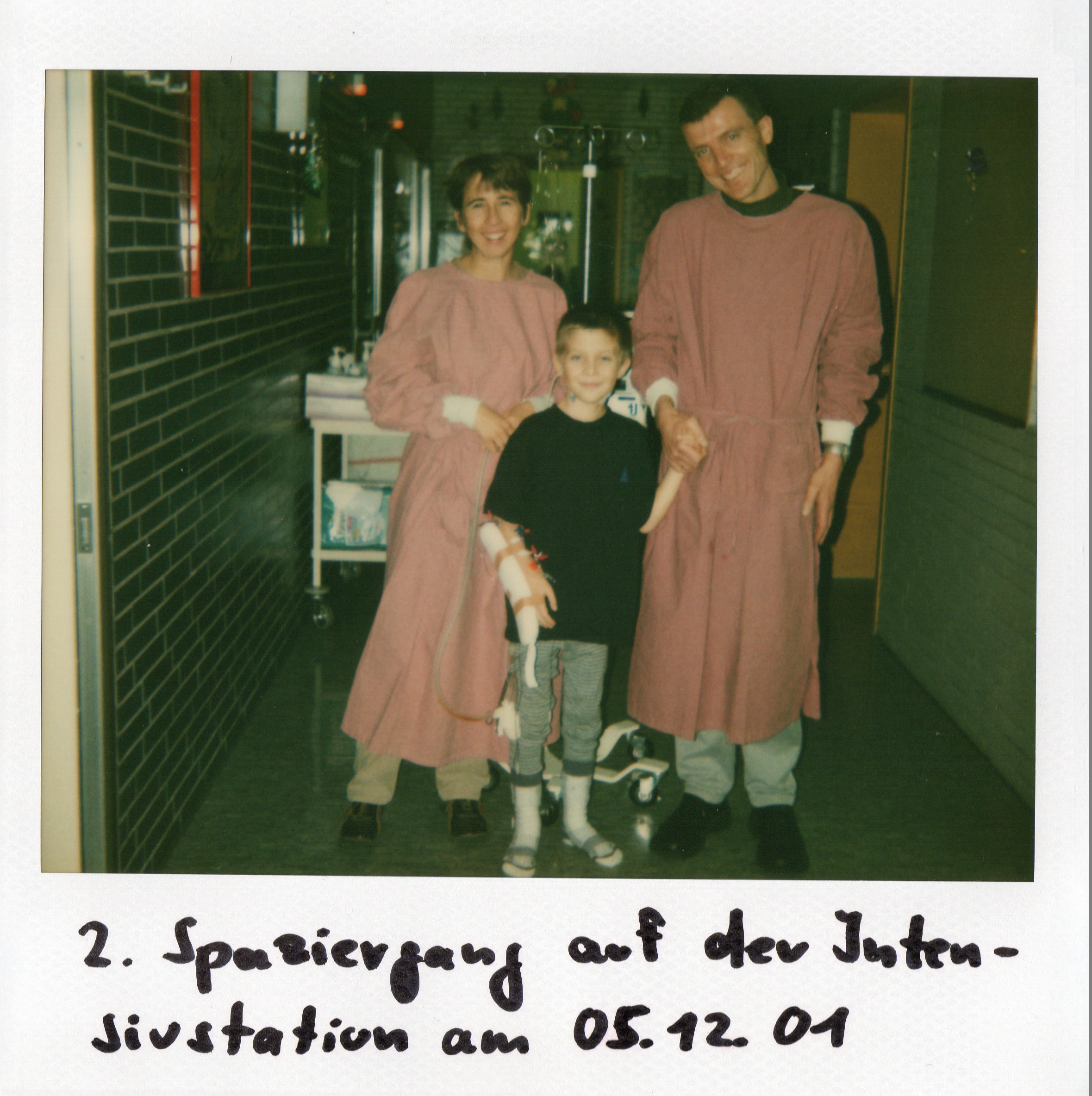 Jan bei seinem zweiten Spaziergang nach der Transplantation auf der Intensivstation mit seinen Eltern am 05.12.2001. Copyright: privat