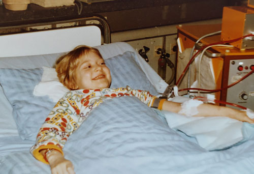 Simone als Kind an der Dialysemaschine im Patientenbett. Copyright: Simone Schmidt