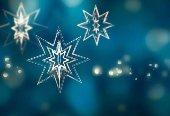 Goldene Sterne auf blauem Hintergrund vermitteln weihnachtliche Stimmung. Copyright: iStock/winyuu