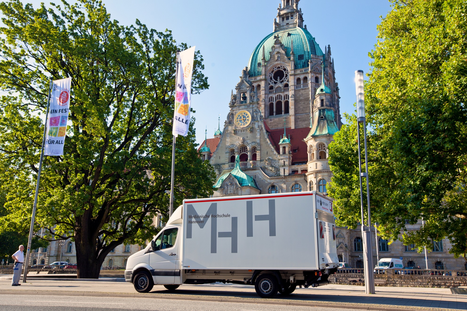 Fahrzeug der MHH vor dem Rathaus Hannover