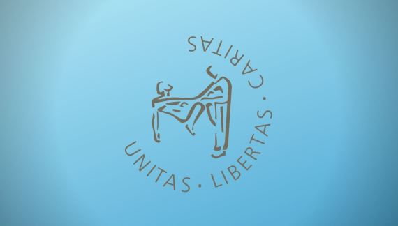 Das Leitbild der MHH als Logo. Schwarz-graue Schrift auf blauem Hintergrund: Caritas, Libertas, Unitas. Die Grafik in Mitte stellt zwei Menschen dar, einer liegend, der andere steht daneben. 