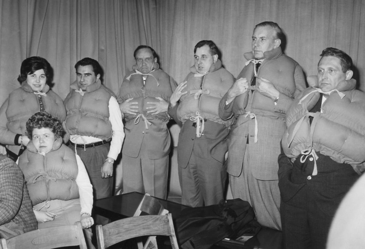 Historical photograph: Dr. med. Fesel, Jan W. Prendel and Fritz Hartmann put on lifejackets. An exercise on a ship heading to the USA. Copyright: Archive of the MHH / Communication Office