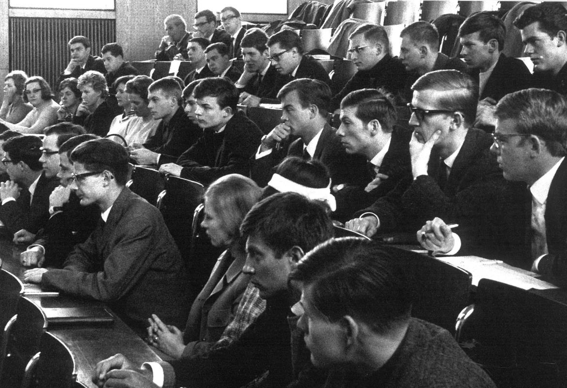 MHH, Geschichte, Gründung Historical recording of a lecture hall of the University of Veterinary Medicine Hannover, in which the first MHH students had their first lecture.