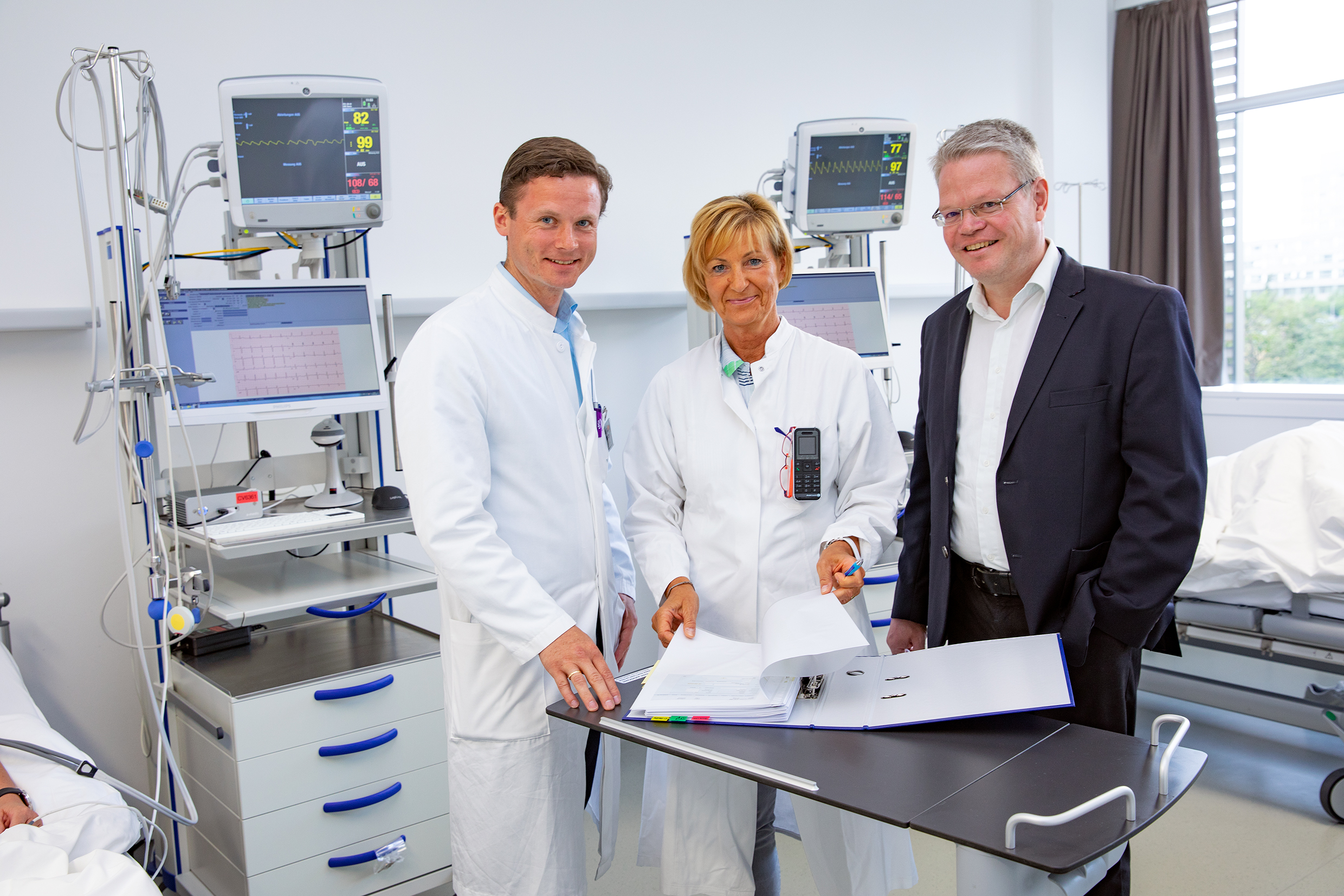 Prof. Dr. Christoph Schindler (from right to left), the head study nurse Carola Westenberg and investigator Dr. Macus May. Copyright: MHH / Karin Kaiser.