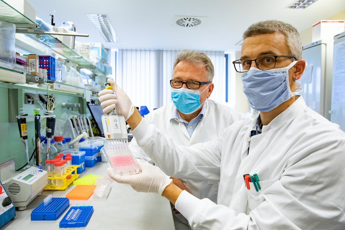 Dr. Berislav Bosnjak (right) and Professor Dr. Reinhold Förster (left) in a laboratory of the Hannover Medical School (MHH) with the new test procedure.