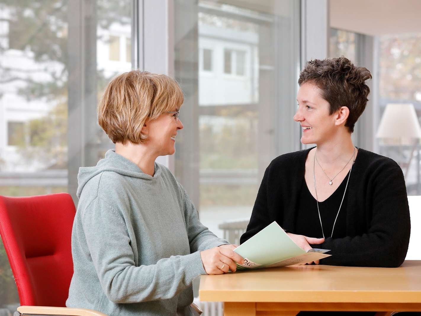 Zwei Patientinnen im Austausch über das neue StudienHelfer-Programm und die Möglichkeit, ihre eigenen Erfahrungen weiterzugeben.