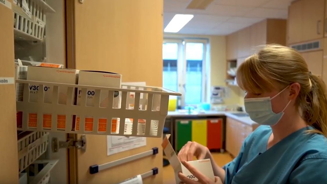 Studierte Pflegefachfrau Lea Kaufmann öffnet einen kleine Karton. 