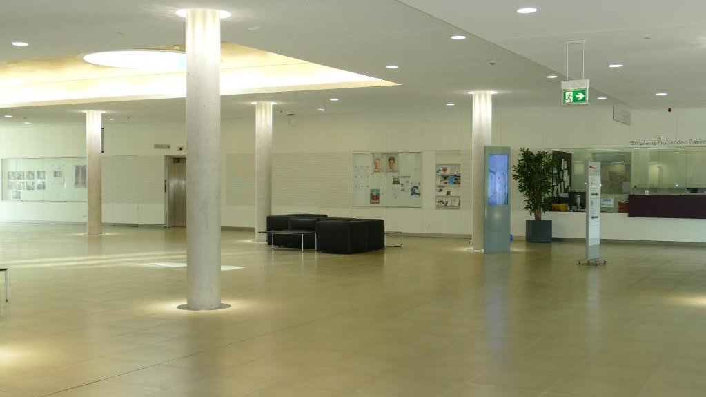 Foyer - Aufnahme ohne Bestuhlung, Säulen sichtbar