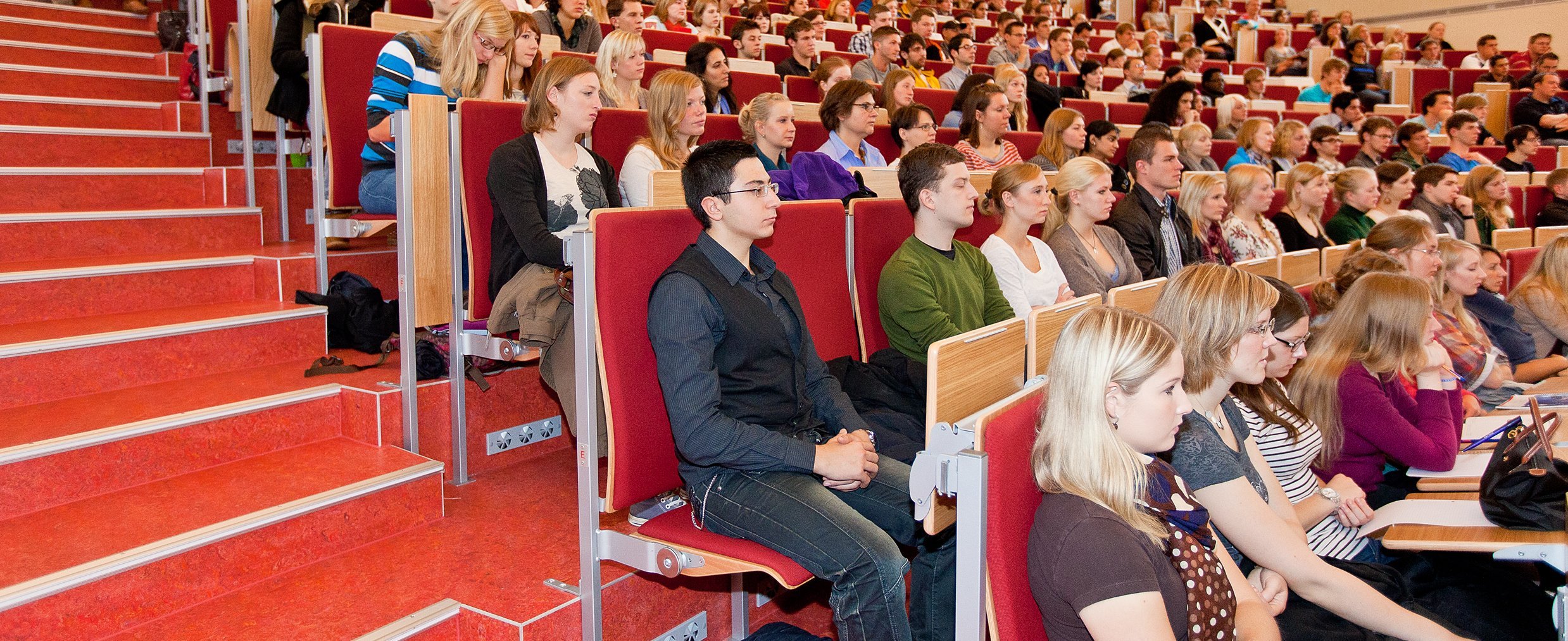 Studierenden sitzen in einem Hörsaal der MHH