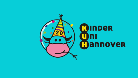 Grafik mit einem gezeichneten Kuhgesicht, auf dem Kopf ein Partyhut. Daneben steht in schwarzer Schrift in drei Zeilen Kinder Uni Hannover.