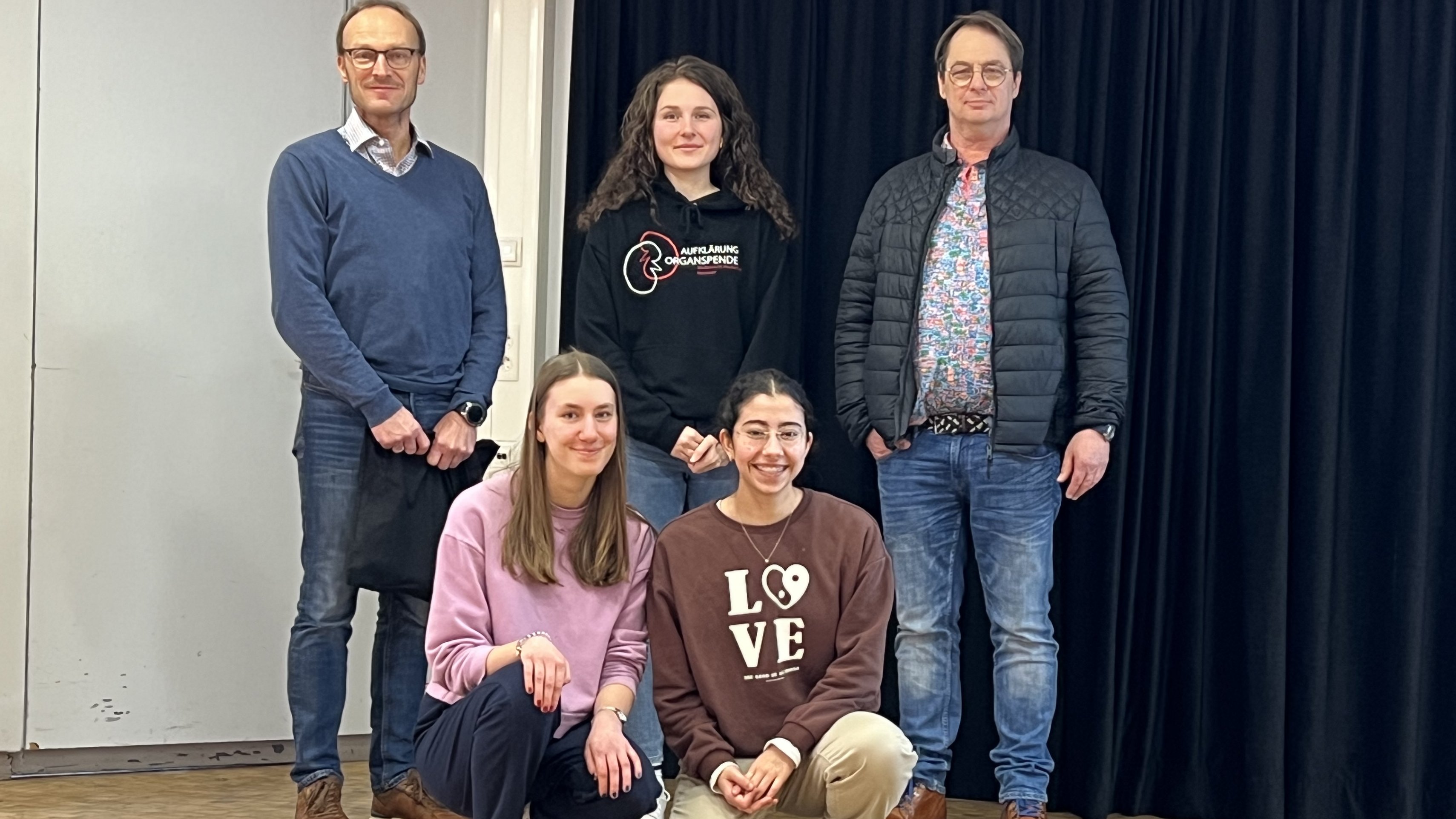 Leonie Hackenfort und Robin Iker, Dr. Frank Logemann, Marco B. (hinten, von links) sowie davor die beiden Schülerinnen Leyla Ece Celan und Charlotte van der Beck stehen für ein Gruppenfoto zusammen. 