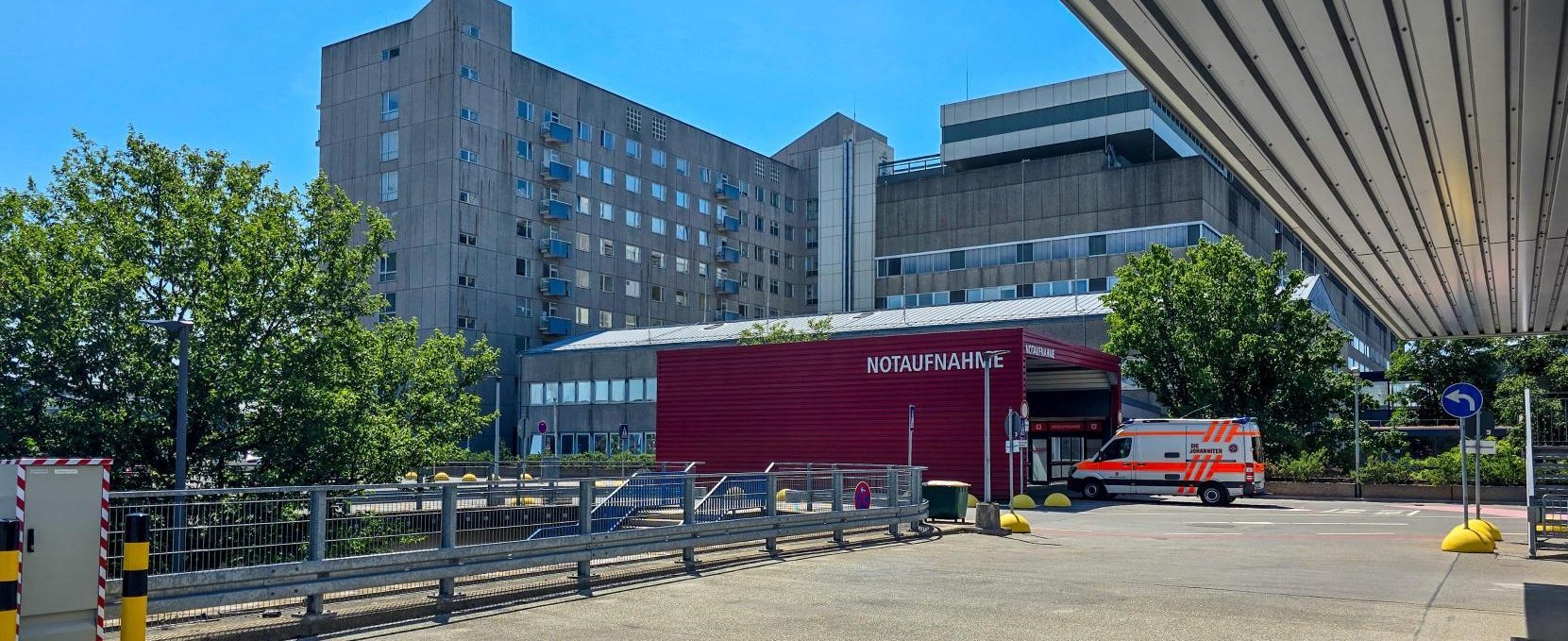 Eingang der zentralen Notaufnahme der MHH, im Hintergrund das sogenannte Bettenhaus.