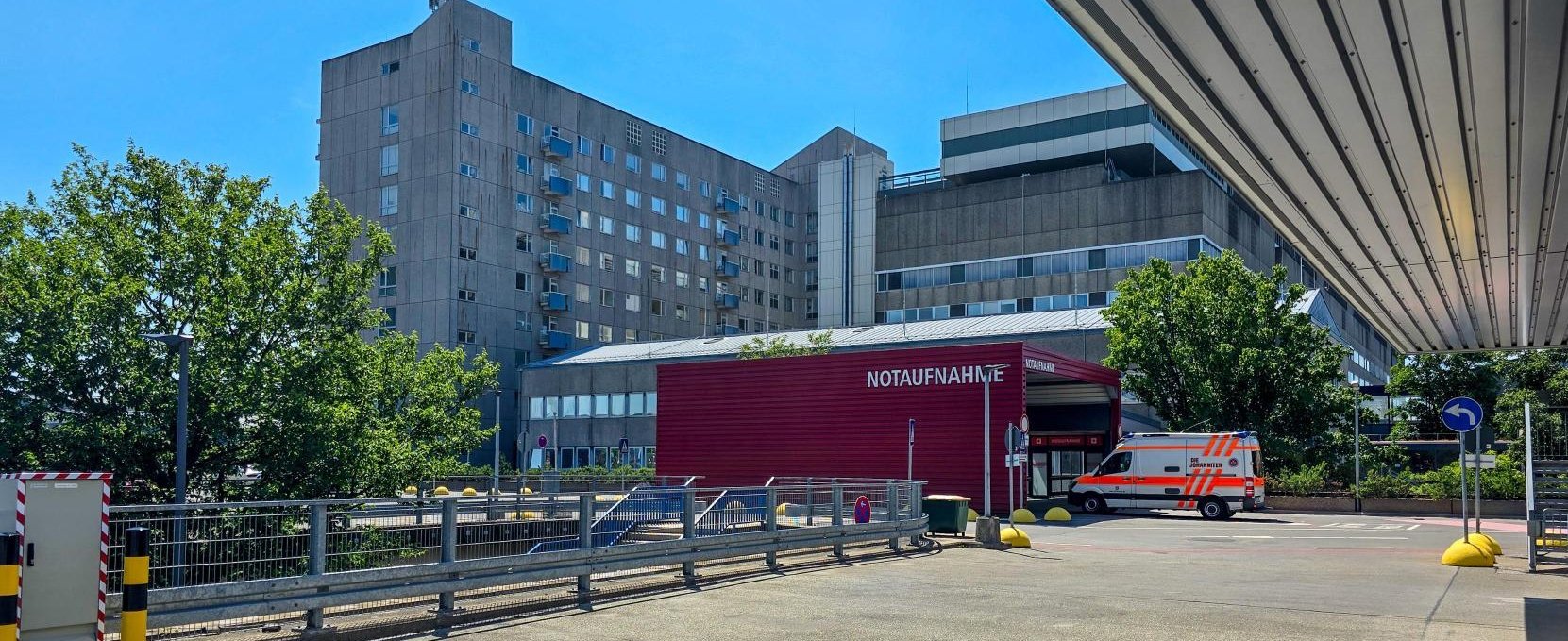 Entrance of the MHH emergency room, the so-called Bettenhaus in the background