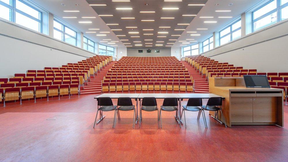 Hörsaal F - Aufnahme Sitzplätze Podium und Rednerpult von hinten