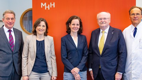 [Translate to Englisch:] Dr. Jürgen Seja, Prof. Diana Steinmann, Dr. Sabine Schopp, MHH-Präsident Prof. Michael Manns und Prof. Peter Hillemanns