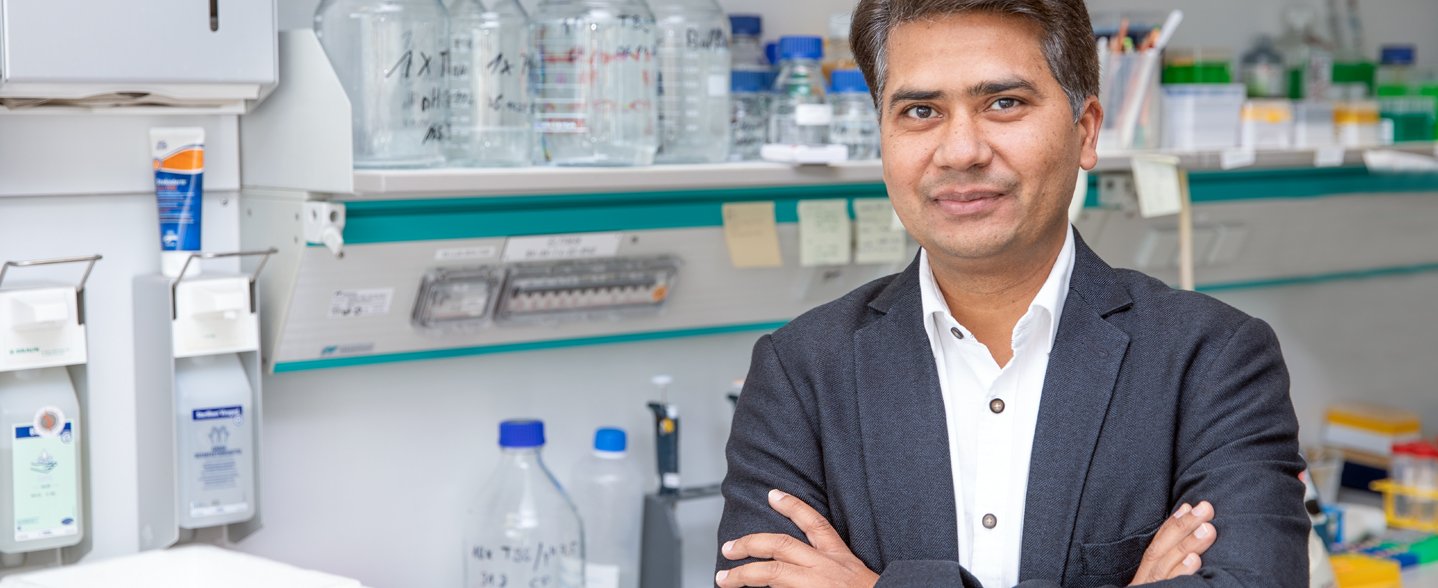 Freut sich über seine Auszeichnung: Heisenberg-Professor Dr. Amar Deep Sharma; Copyright: Karin Kaiser/MHH