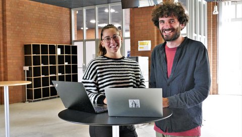 Es zeigt Judit Burgaya und Prof. Dr. Marco Galardini im TWINCORE.