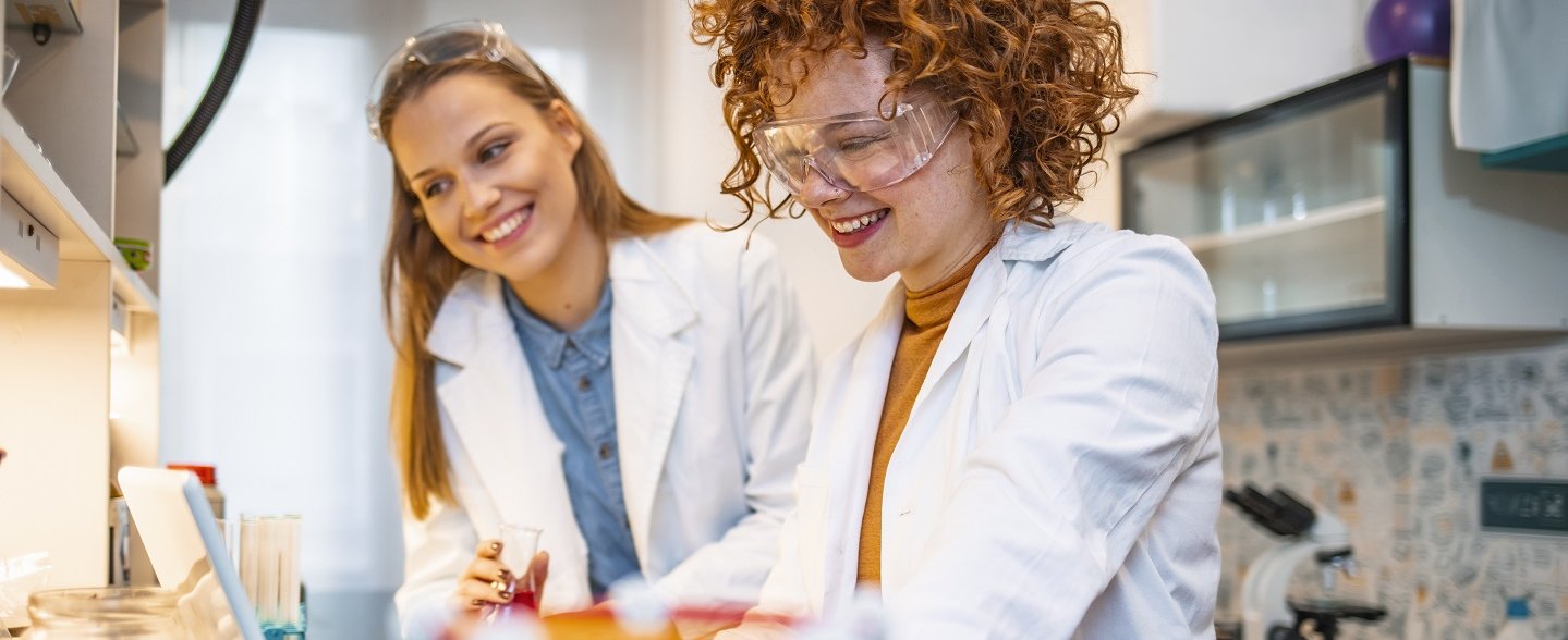 Zwei Wissenschaftlerinnen arbeiten im Labor an einem Laptop. Copyright: AdobeStock