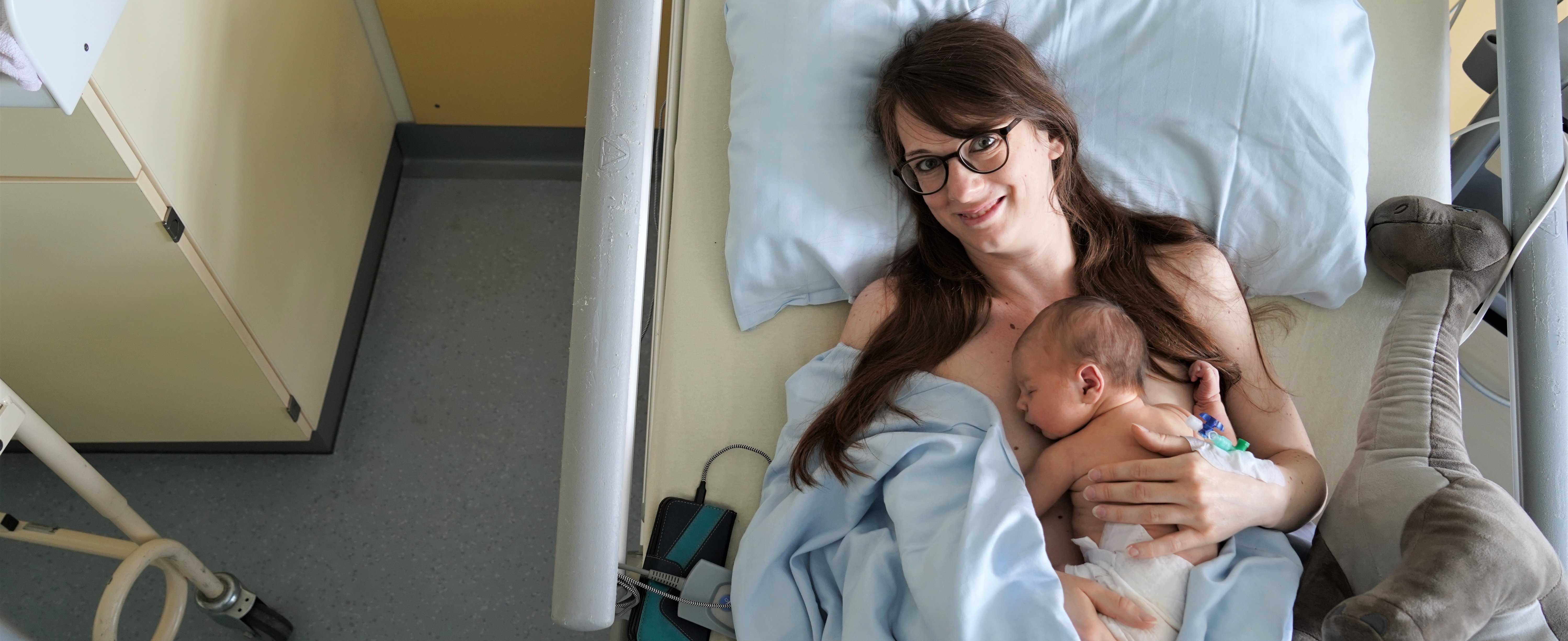 Caroline F. und  ihre Tochter Alina liegen im Krankenhausbett