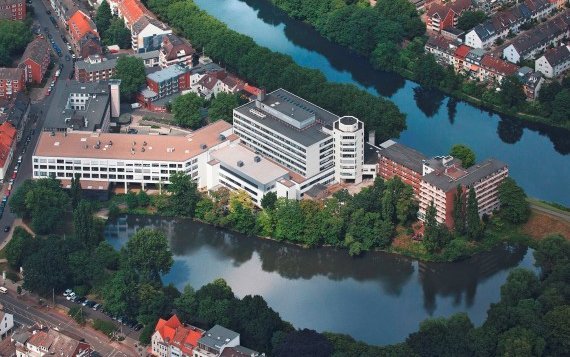 Copyright: Peter Sondermann/Rotes Kreuz Krankenhaus Bremen Luftbild von Bremen. Oben fließt die Weser. In der Mitte ist ein Krankenhaus zu sehen.