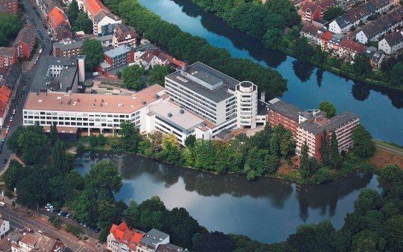 Copyright: Peter Sondermann/Rotes Kreuz Krankenhaus Bremen Luftbild von Bremen. Oben fließt die Weser. In der Mitte ist ein Krankenhaus zu sehen.