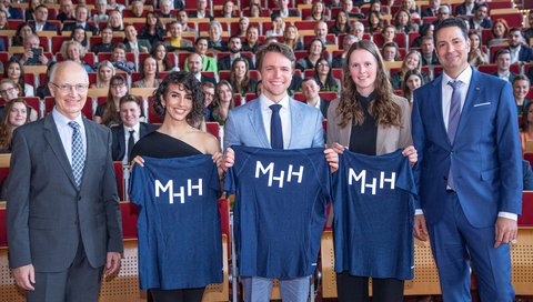 Im Hörsaal stehen Prof. Dr. Siegfried Piepenbrock, Karolina Petsa, Jonathan Biesemeier, Lena Kruse und Prof. Dr. Ingmar Staufenbiel.