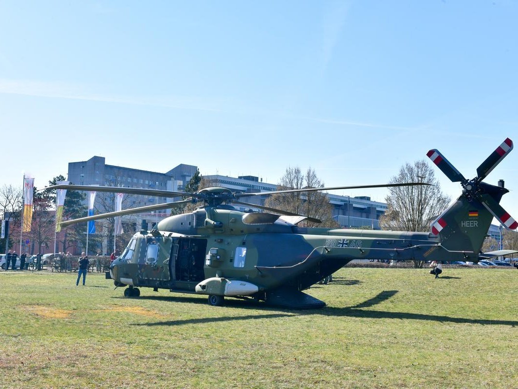 Ein Hubschrauber auf einer Wiese.