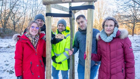 Manuel Kornmayer, Bereichsleitung öffentliche Grünflächen, MHH-Vizepräsidentin Martina Saurin, Eva Hoffmeister, stellvertretende Sachgebietsleitung Baum und Flächenschutz, Tim Neuberger, Sonderaufgaben Werkhof 6 und Holger Severloh, stellvertretender Werkhofleiter 6 (von links) pflanzen einen Apfelbaum.