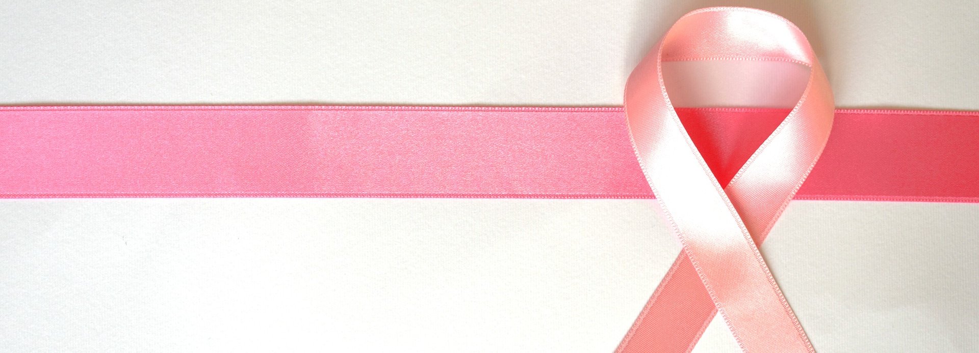 Eine pinke Schleife auf weißem Hintegrund.
