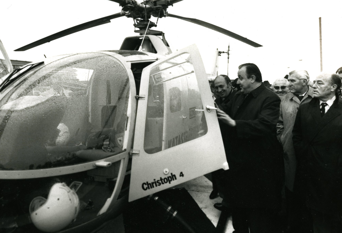 Historische Aufnahme von 1972: Bundesinnenminister Hans-Dietrich Genscher Christoph 4 in Dienst. Copyright: Archiv der MHH/Stabsstelle Kommunikation 