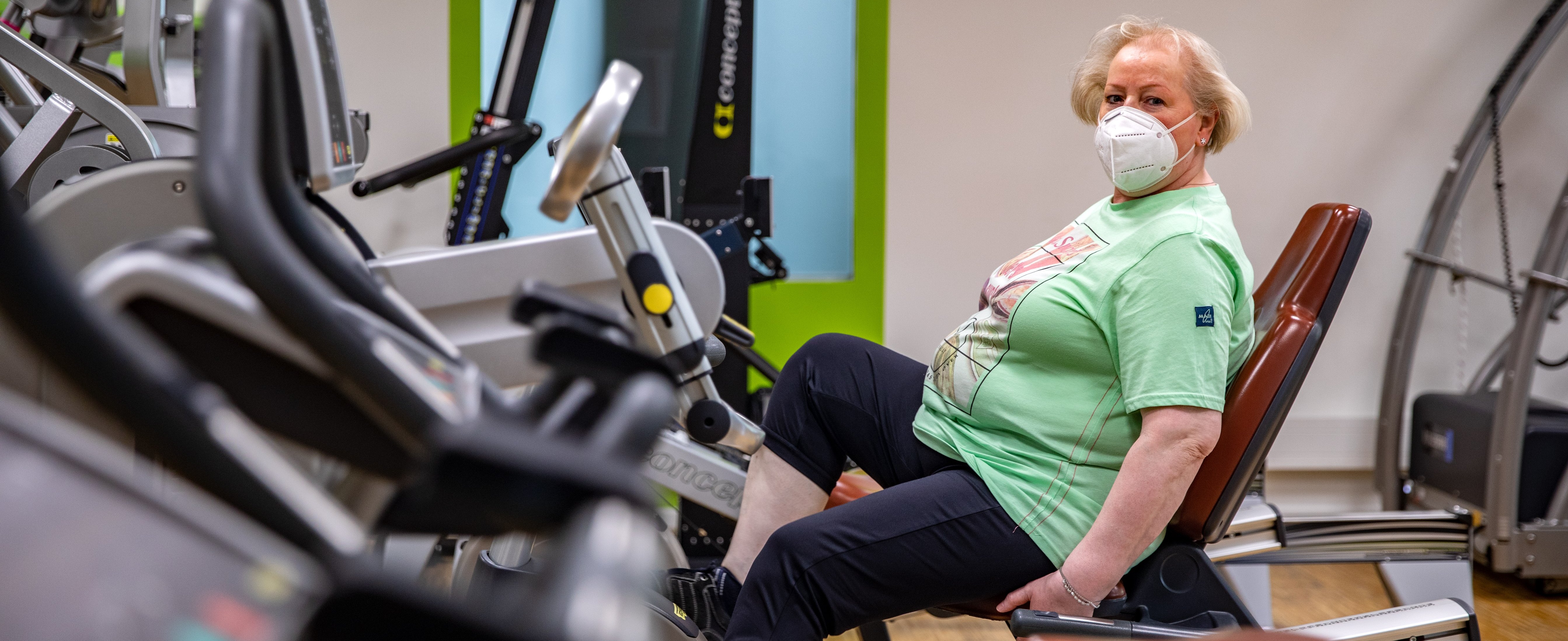 Christel Koczur an einem Sportgerät in der Sportmedizin der MHH