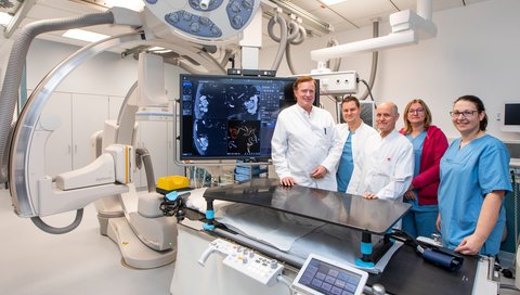 Professor Lanfermann (left) and his team are delighted about the new angiography equipment. Copyright: Karin Kaiser / MHH