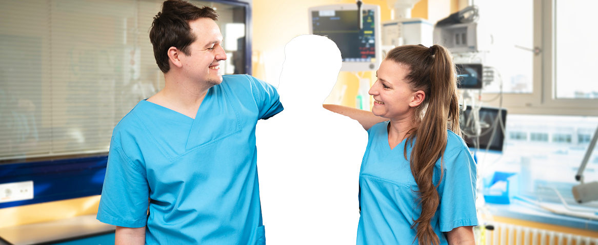 Zwei Pflegekräfte stehen nebeneinander, in ihrer Mitte ist nur die Silhouette einer weiteren Person zu sehen. 