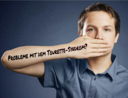 Ein Foto von einem Jugendlichen, der seinen Mund mit der Hand zuhält. Und entlang des Unterarmes steht eine Frage geschrieben "Probleme mit dem Tourette-Syndrom?"