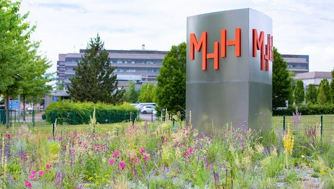 Die Stele der MHH an der Haupteinfahrt