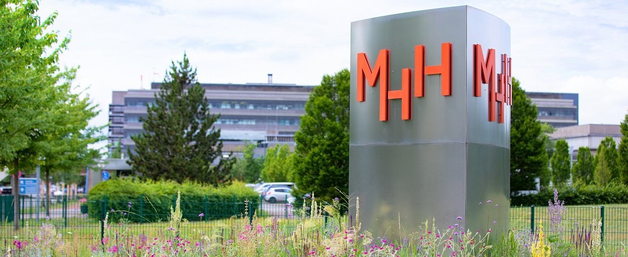 Stele der MHH an der Haupteinfahrt.