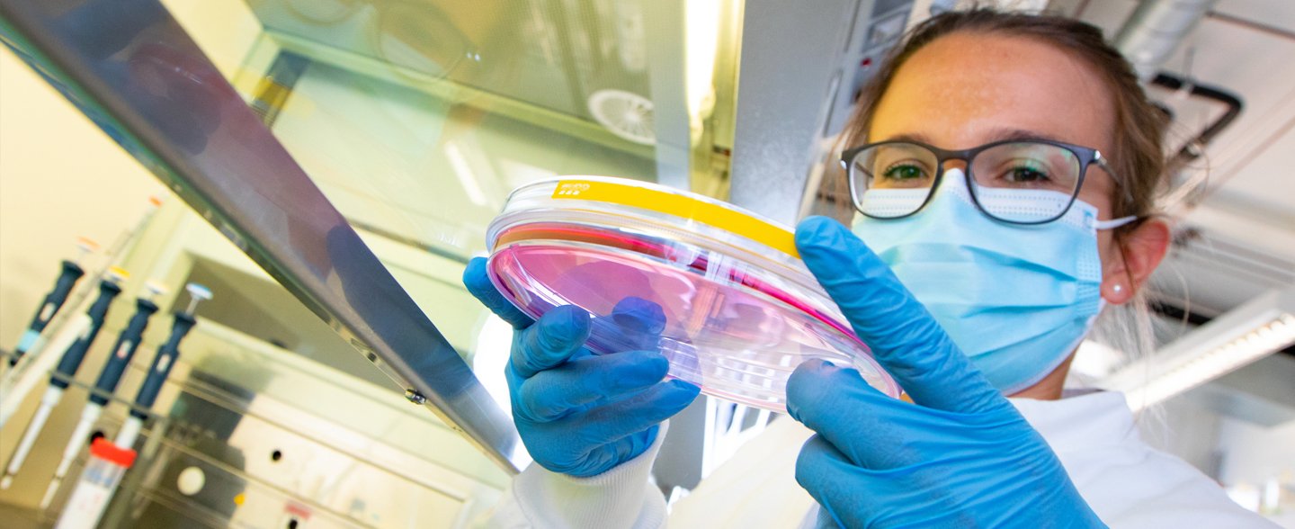 Biochemikerin Dr. Laura Rode hält Petrischale in die Kamera
