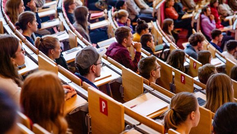 Studierende sitzen in einem Hörsaal.