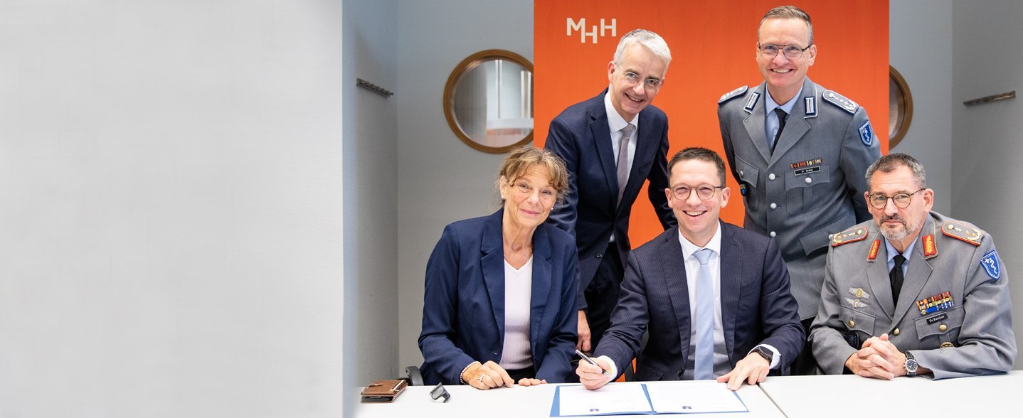 Von links: MHH-Präsidentin Professorin Denise Hilfiker-Kleiner, MHH-Vizepräsident und Vorstand für Krankenversorgung Professor Frank Lammert, Niedersachsens Wissenschaftsminister Falko Mohrs, Oberstarzt Dr. Christian Zechel und Generalstabsarzt Dr. Johannes Backus.