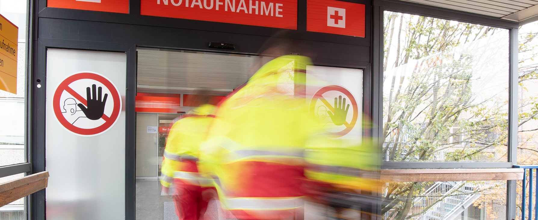 Das Team des Rettungswagens schiebt eine Trage in die Zentrale Notaufnahme der MHH