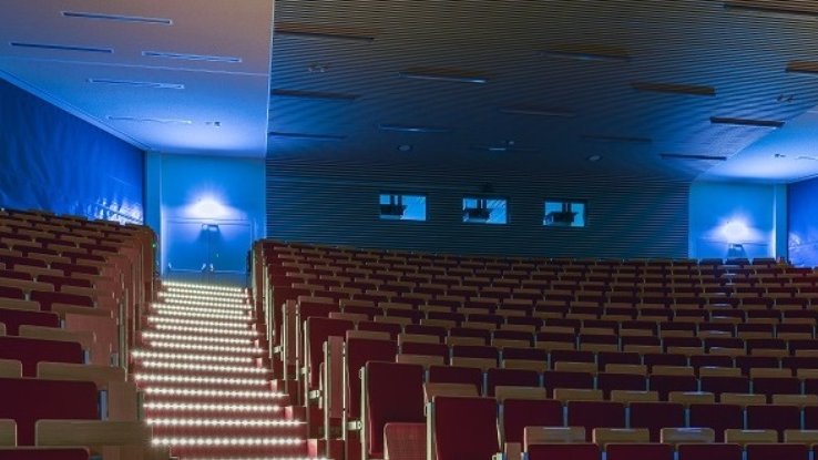 Hörsaal F - Aufnahme in stimmungsvollem blauen Licht von unten